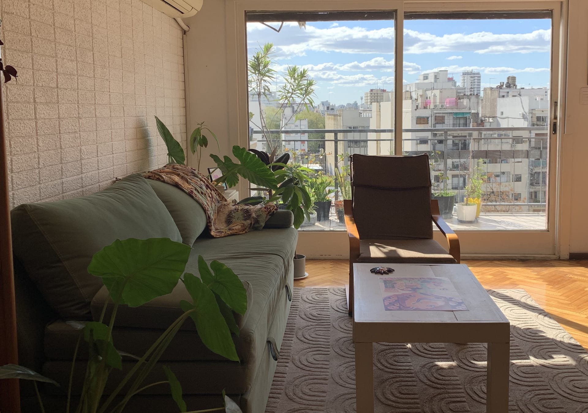 Estudio amoblado con balcón y escritorio