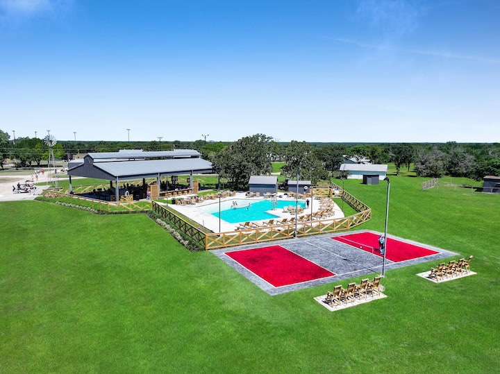 Diamond Oaks Ranch Cottage - Sleeps 16 - Fourplex - Houses for Rent in ...