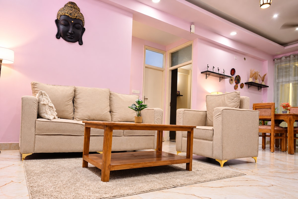 Ujaas • Cosy 3BHK • Near Vishwanath Temple & Ghats