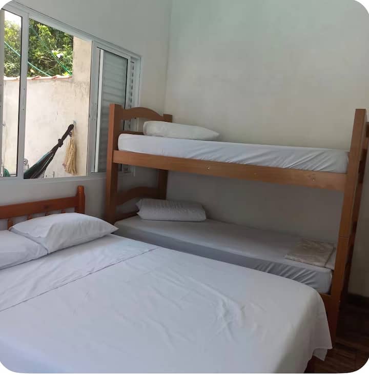 Suíte Golfinho: cama de casal, beliche e rede na janela