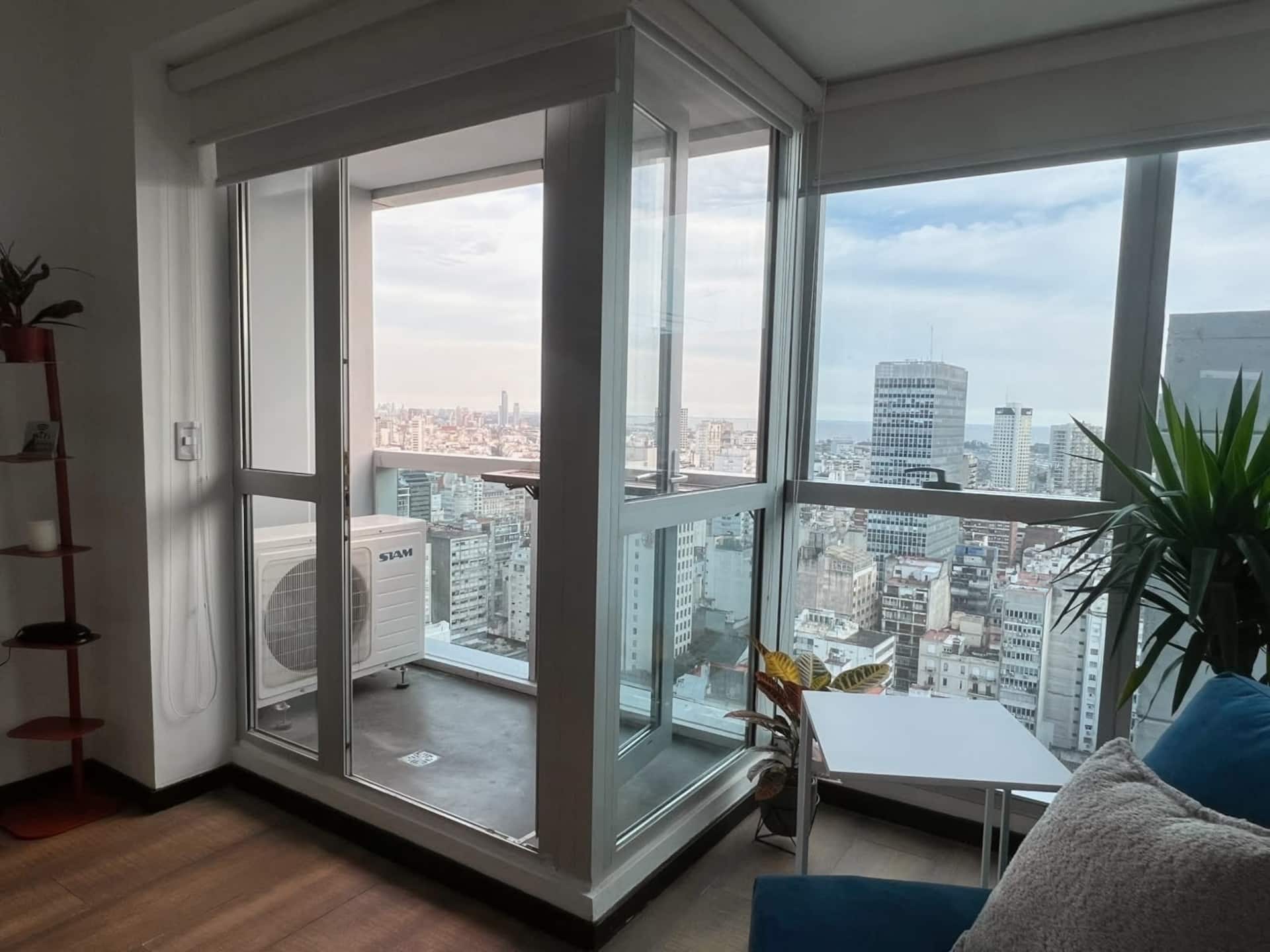 Estudio con balcón y vista
