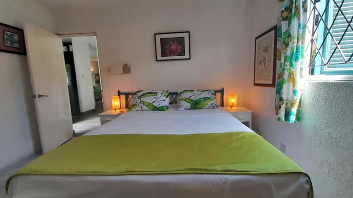 Vaše udobno utočište s bračnim krevetom, obiljem prirodnog svjetla i šarmantnim uređenjem za istinski opuštajući boravak.