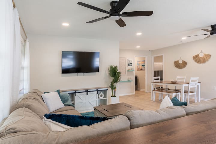 Downtown Dunedin | Golf Cart, King Bed + Bunk Room - Dunedin, FL