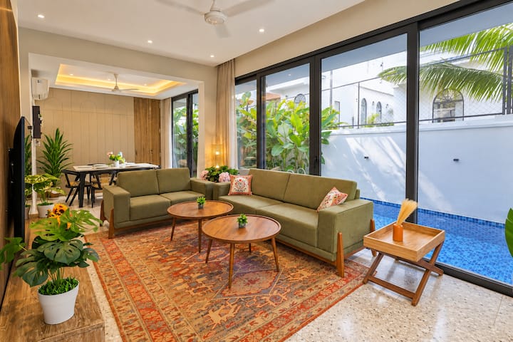 **The Poolside Living Lounge **

Your chill zone, with the pool just a slide away. 
Bright, cozy & fully air-conditioned, with a Smart TV and living space opening straight onto your private pool: lounge, stream, dip, repeat. ✨‍♂️