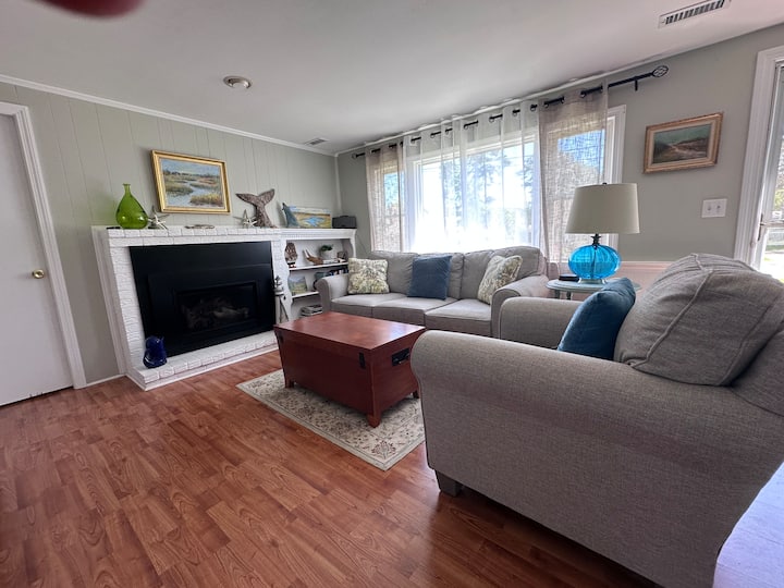 Charming Cape Cottage - Walk To Beach! - Englewood Beach, MA