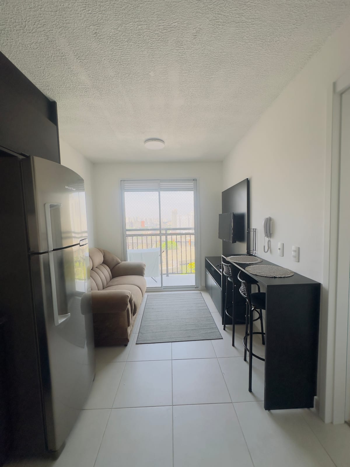 Sala de estar do Loft 1614 com sofá e TV
