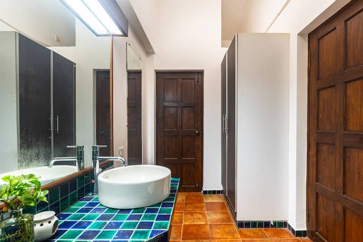 Full bathroom 1 image 1