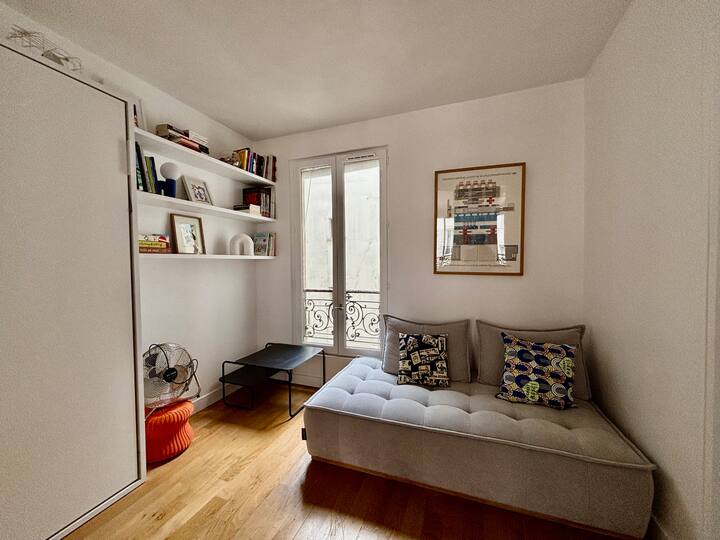 Всекидневна, която се превръща в двойна стая през нощта