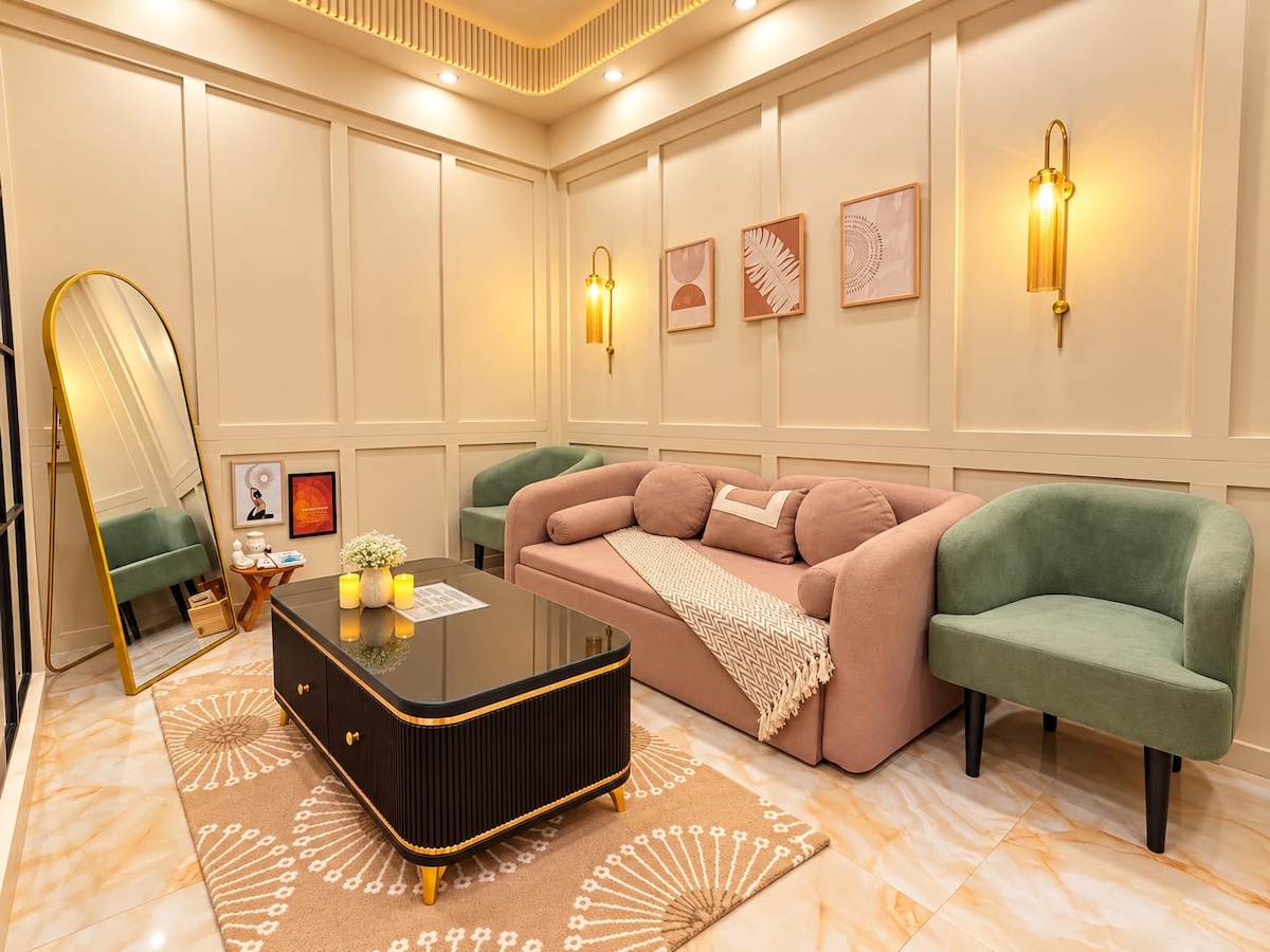 Aum & Aura | Ganga Views | Yoga Haven | Tapovan| with private bathtub in Rishikesh