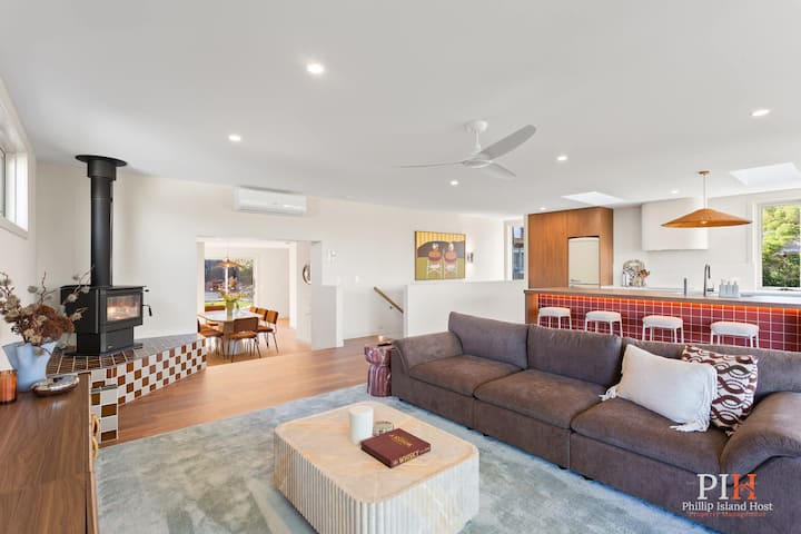 70s Rumpus Room Luxe Retro Retreat Modern 4-Bed Ocean View Home in - Houses for Rent in ...
