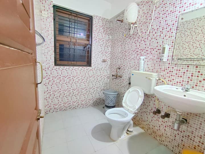 Full bathroom image 1