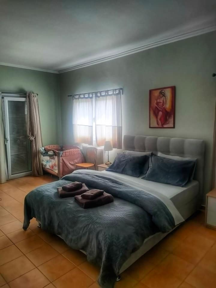 Chumba cha kwanza cha kulala kilicho na kitanda cha watu wawili 