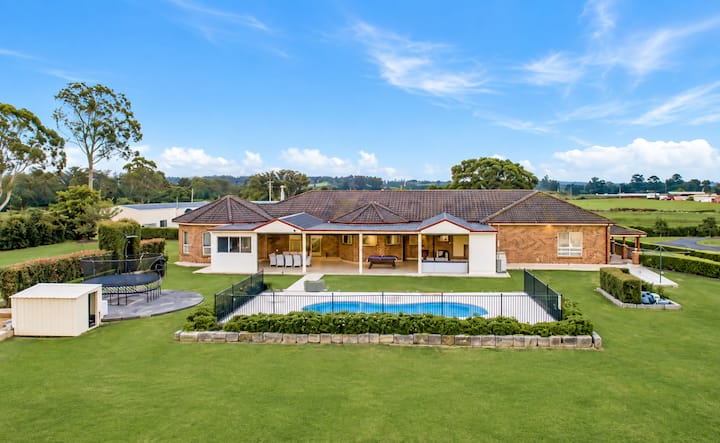 Mayfair Manor | Country Estate With Pool Sleeps 20 - Sydney