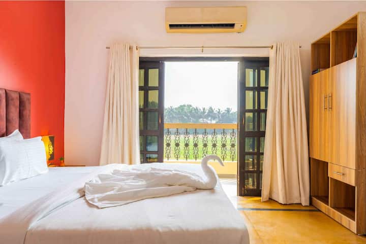 Bedroom 1 image 4