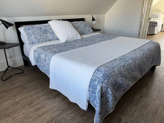 Cottage Chic Loft- Downtown 2 Bedroom – Water View