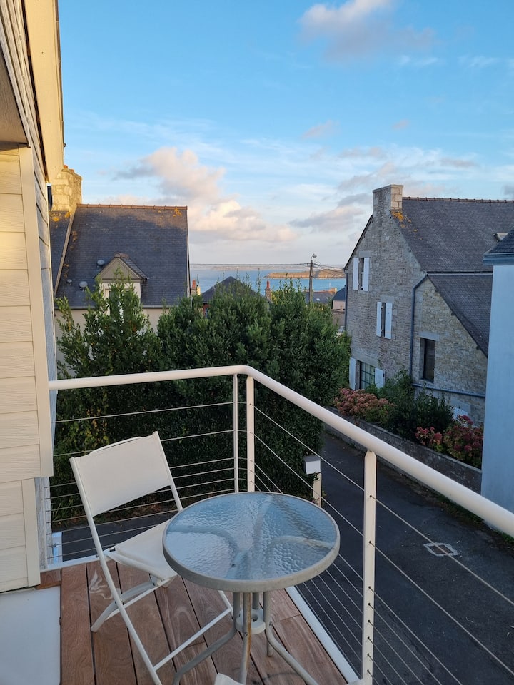Orignal Rent Cast 6-person apartment with sea view and beach within walking distance ...