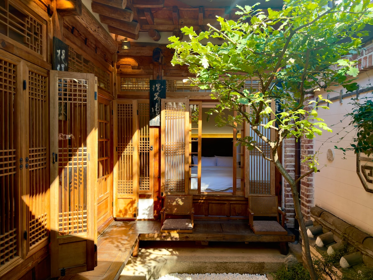 Bukchon Private Space / Private Jacuzzi / Hanok Entire House / Flat Terrain / Bukchon Downtown with private bathtub in Seoul