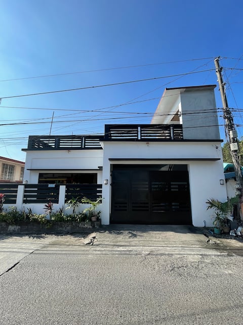 Beach getaway in 3-BR Home with Large Family Room