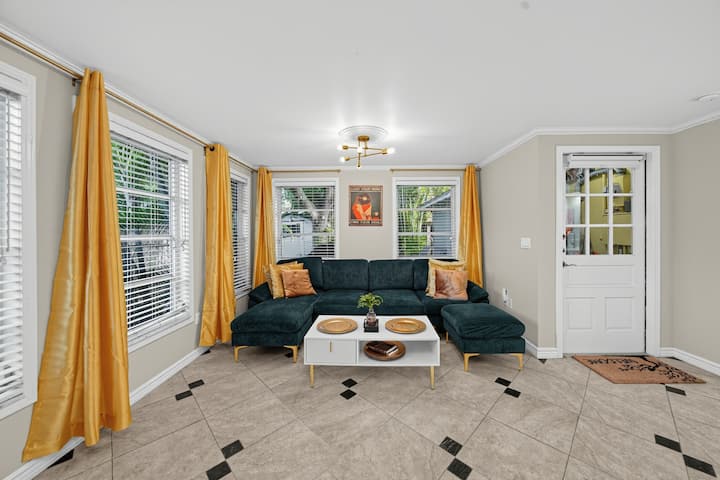 Fun House | 3br/3bh Tropical Fort Myers Getaway - Fort Myers, FL