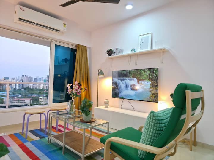 Eclectic Color Pop Suite | City Views | Dining | - Mumbai