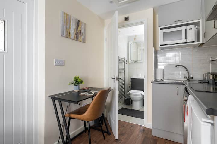 Modern Studio | Free Parking | Central Location - Milton Keynes