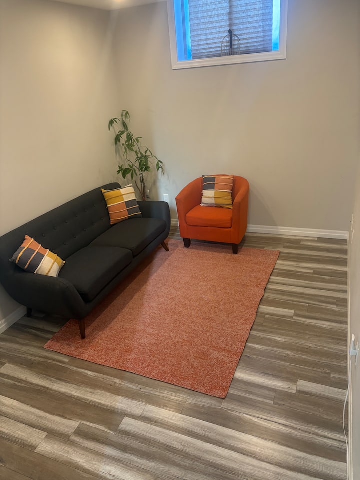 Cozy Stay With Private Entrance - London