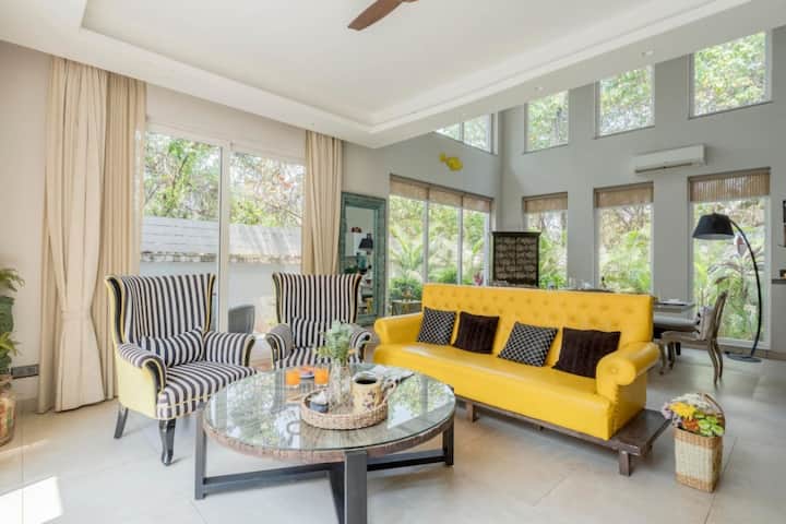 Inviting living room with vibrant touches, ideal for relaxation and socializing.