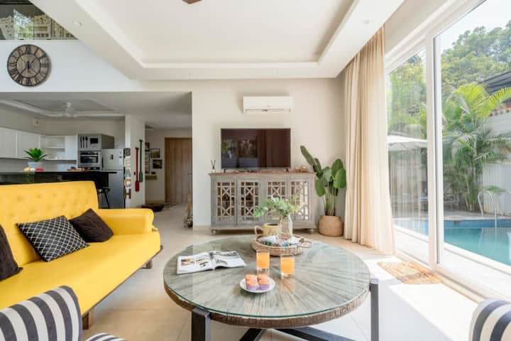 Inviting living room with vibrant touches, ideal for relaxation and socializing.