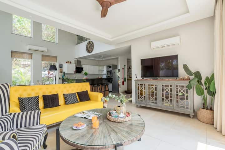 Inviting living room with vibrant touches, ideal for relaxation and socializing.
