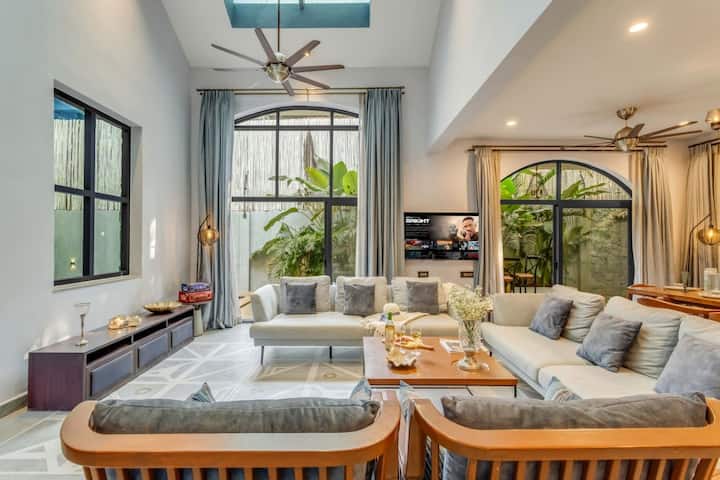 Sunlit Serenity & Cozy Corners ☀️️
A perfect blend of natural light, plush seating, and modern elegance-this is where relaxation meets refinement. ✨