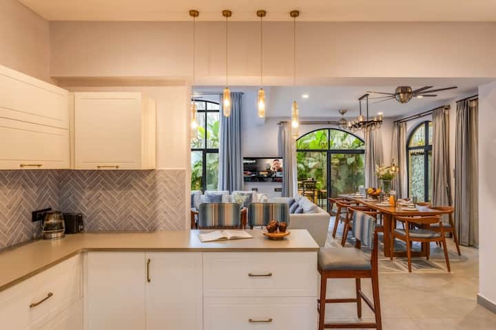 Culinary Charm & Cozy Conversations ️✨
A kitchen that invites creativity, a dining space that sparks laughter, and a living room made for unwinding-home is where the heart (and appetite) is!