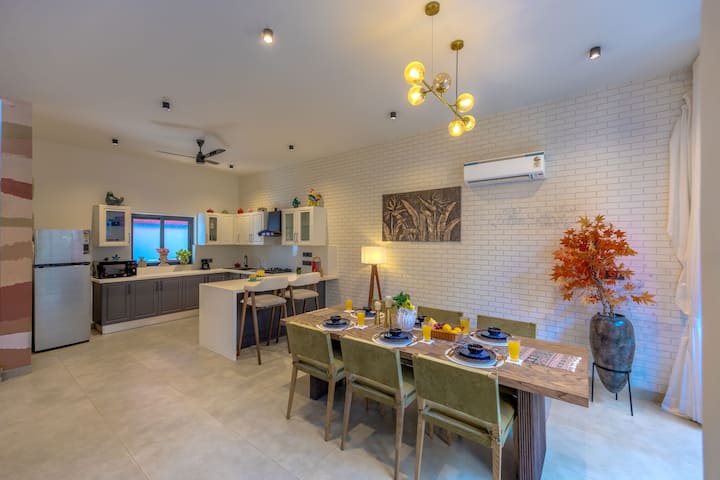 Dining area image 2