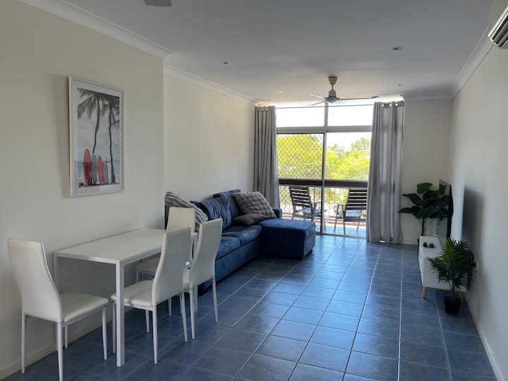 Walk To The Strand: 2br Apartment With Pool - Townsville
