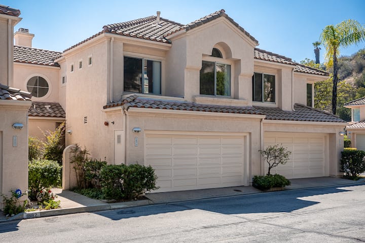 Modern Design Vibe House w/ Sparkle - Townhouses for Rent in Glendale ...