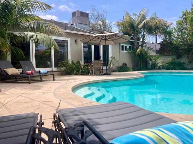 Sunny House minutes from the beach! gallery image 3