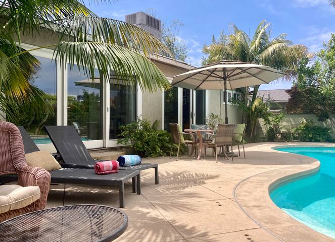 Sunny House minutes from the beach! gallery image 2