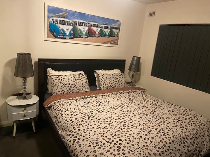 سرير كبير الحجم مريح للغاية مع فراش قطني 100%. 