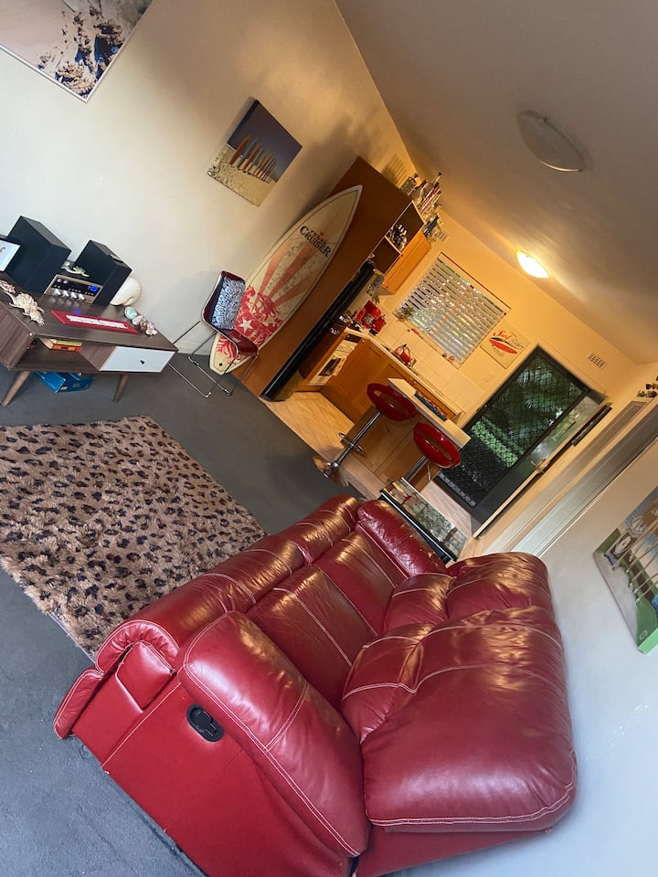 منظر كامل للشقة مأخوذ من منطقة فناء الباب الخلفي.
أريكة جلدية إيطالية مع كلا الطرفين مائلين. 