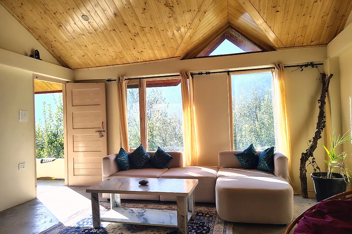 Secluded farmhouse, apple orchard, Sajla waterfall with private bathtub in Manali