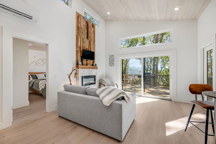 Treehouse Fos Secluded Treehouse Escape | Hot Tub + Views - Treehouses for Rent in ...
