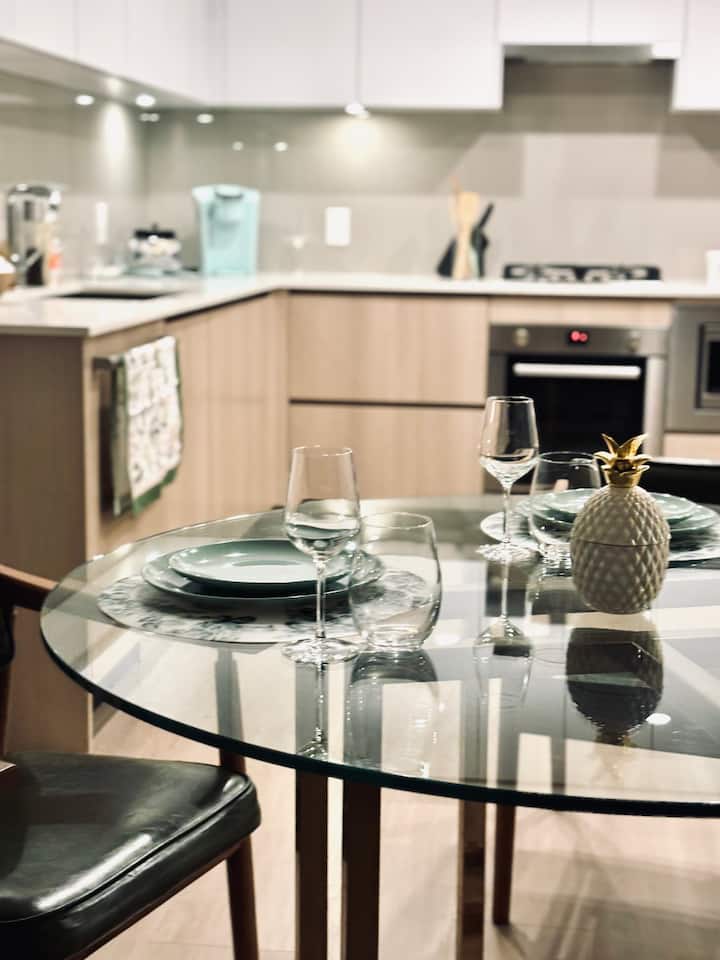 Bright New West 1b1b Condo/lakeview - Burnaby