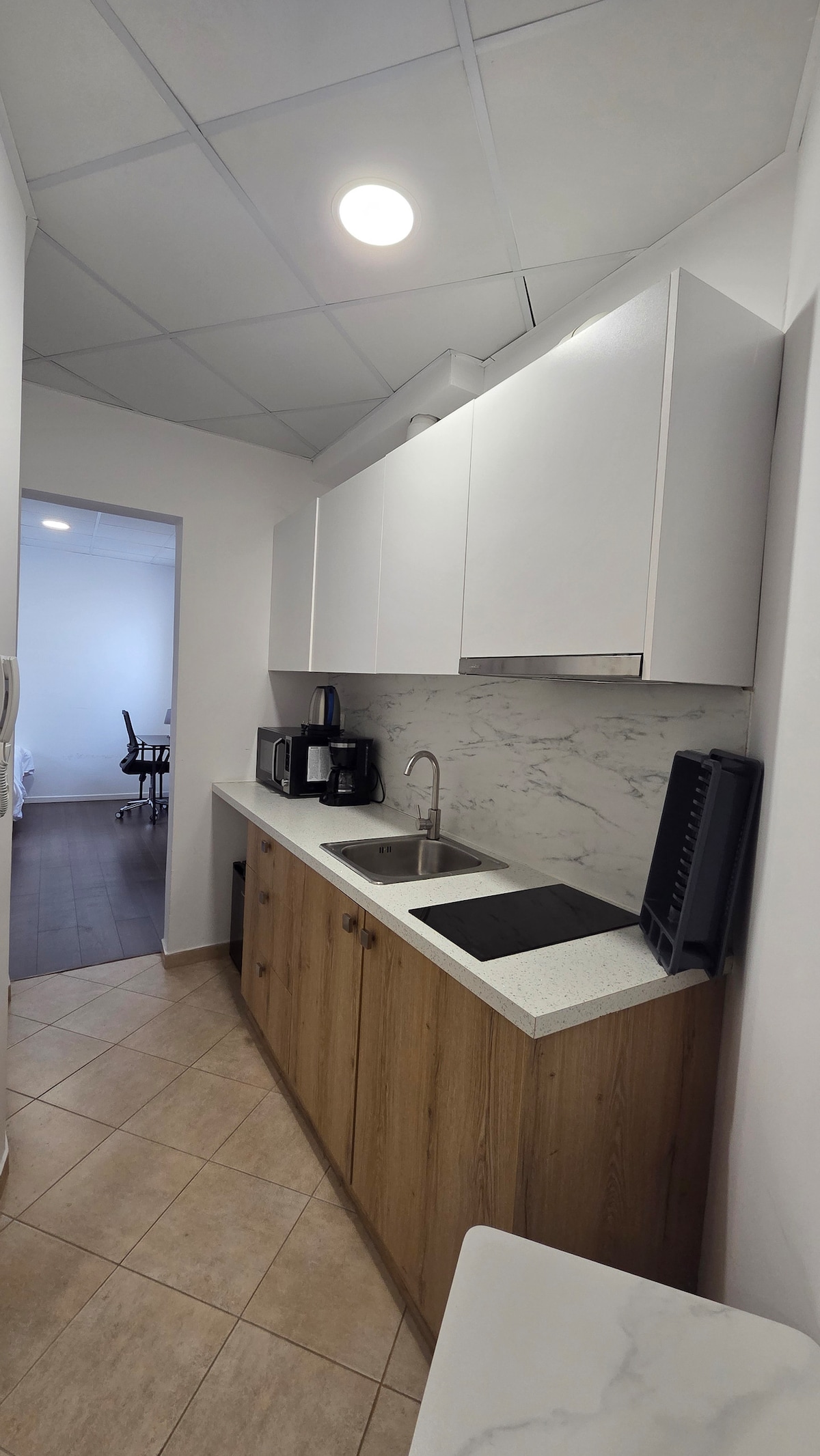 A simple and clean one-bedroom on the 6th floor with convenient ...