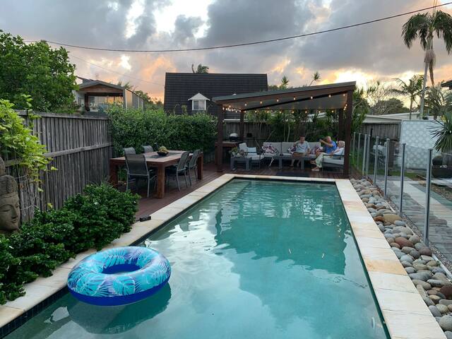 Modern Marcoola Beach House gallery image 3