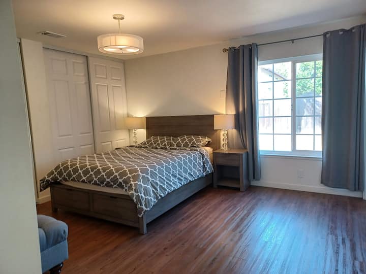 Dormitorio principal con cama tamaño queen (funda nórdica utilizada en todos los edredones para la limpieza, como la gris que se muestra en la imagen)