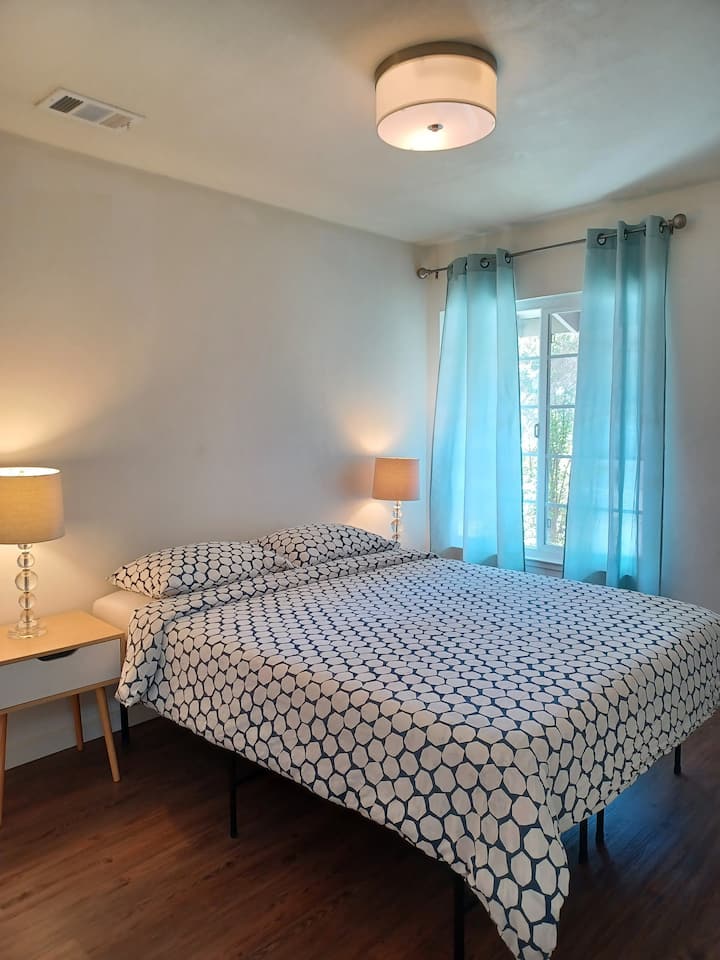 Dormitorio 2 con cama tamaño queen.