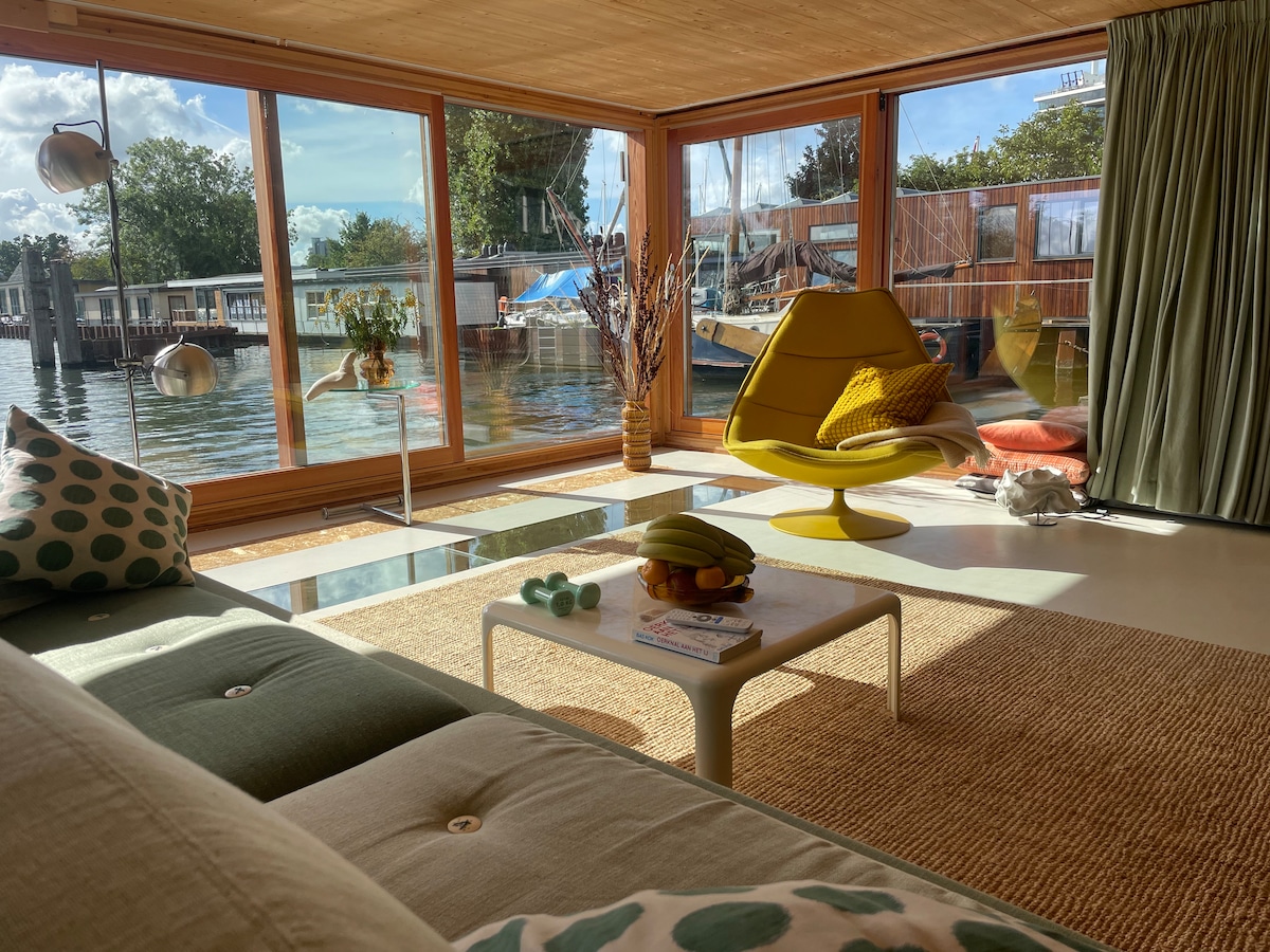 Amazing houseboat, amazing view+garden+bikes! with private bathtub in Amsterdam