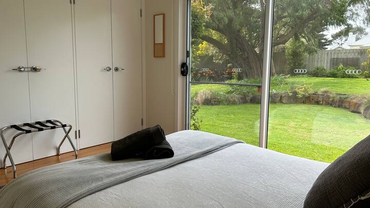 Bračni krevet (160x200). Okrenut prema istoku s kliznim vratima koja vode do stražnjeg osiguranog vrta. Sve spavaće sobe imaju ugradbene ormare i stalak za prtljagu. 
Ova spavaća soba ima klima-uređaj s podijeljenim sustavom. 

Imajte na umu da je jedna strana ovog ormara zaključana. 