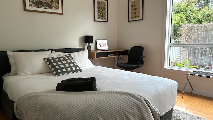 Bračni krevet (160x200). Prozor okrenut prema Kao što je prikazano , radi se o niskom futonu s nadmadracem ili se može prenamijeniti u dva tanka kreveta za jednu osobu za djecu. Sve spavaće sobe imaju ugradbeni ormar i stalak za prtljagu. Radni stol. Udobna uredska stolica.  