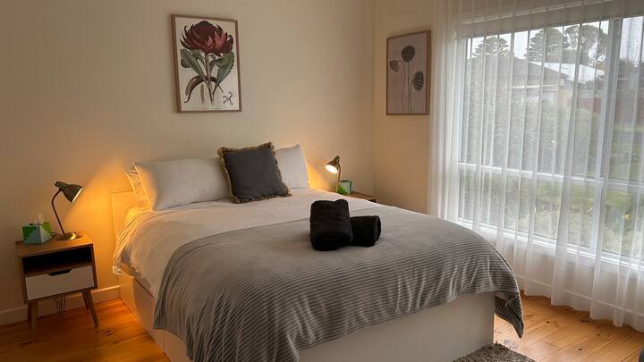 Bračni krevet (160x200). Okrenut prema zapadu. Sve spavaće sobe imaju ugradbene ormare i stalak za prtljagu.