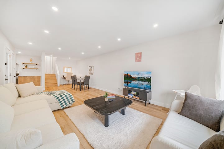 Luxury 3-bedroom Main-floor House | Sleeps 8 - Hamilton